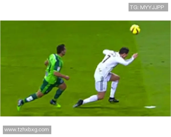 足球明星搞笑假摔合集让你捧腹大笑的精彩瞬间回顾